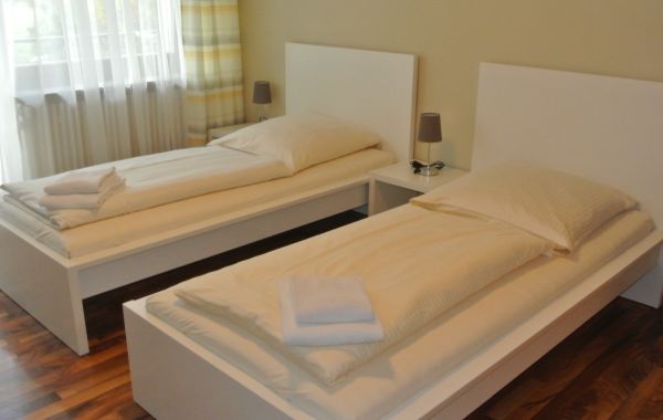 Ein-Zimmer-Apartment mit getrennten Betten