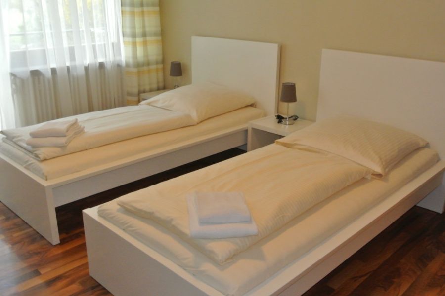 Ein-Zimmer-Apartment mit getrennten Betten